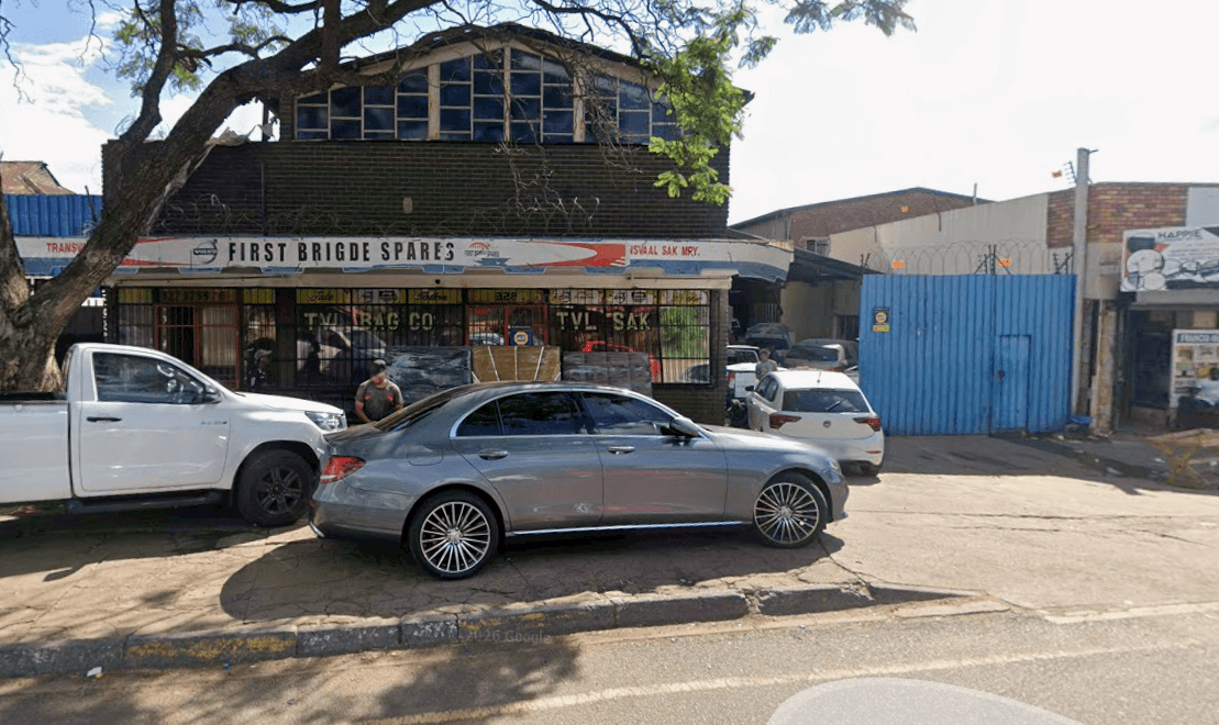 Luverz Smart Repair technician